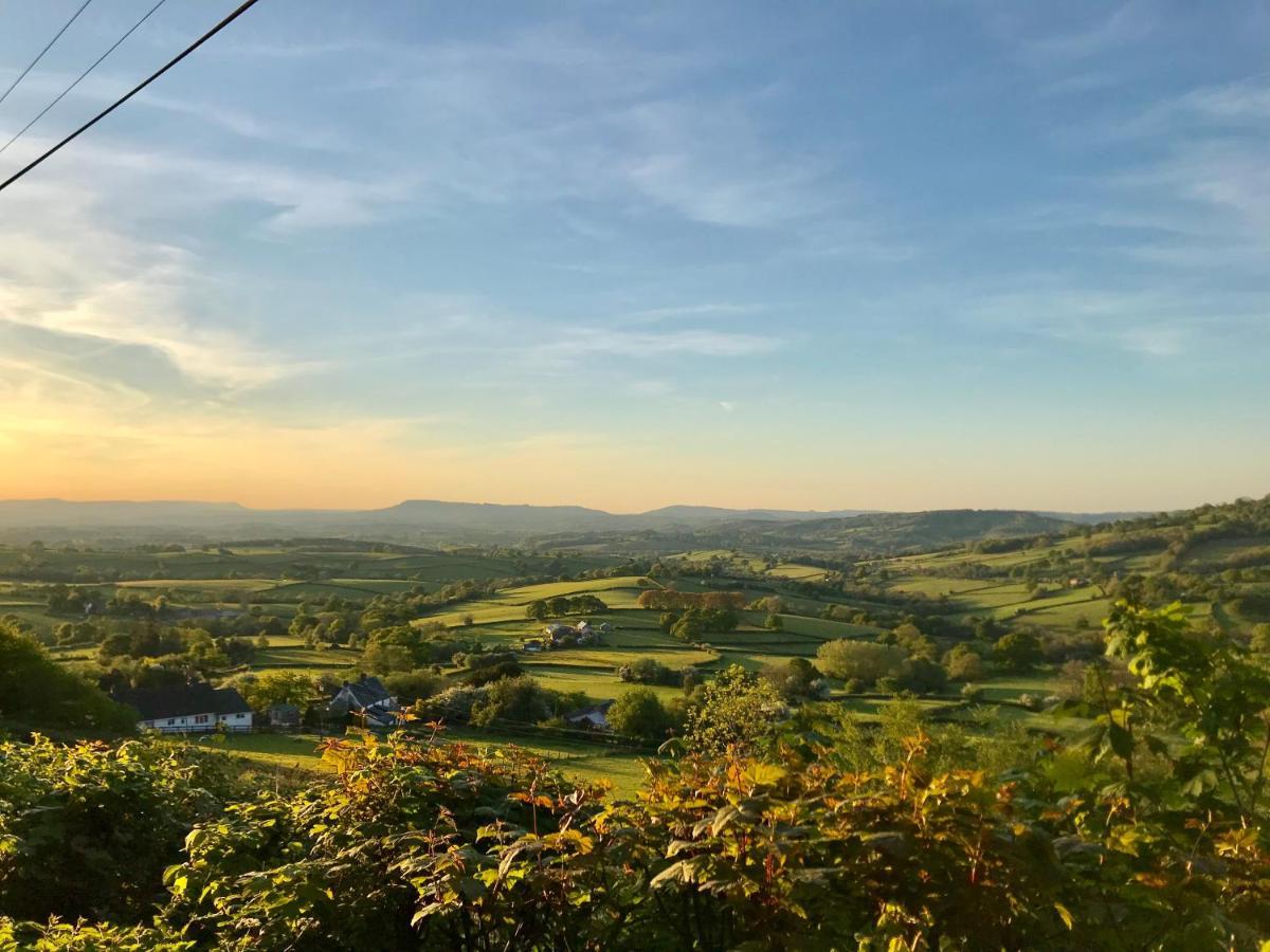 Harrys Hideout - Shepherd'S Huts At Harrys Cottages Pen-y-Clawdd Εξωτερικό φωτογραφία