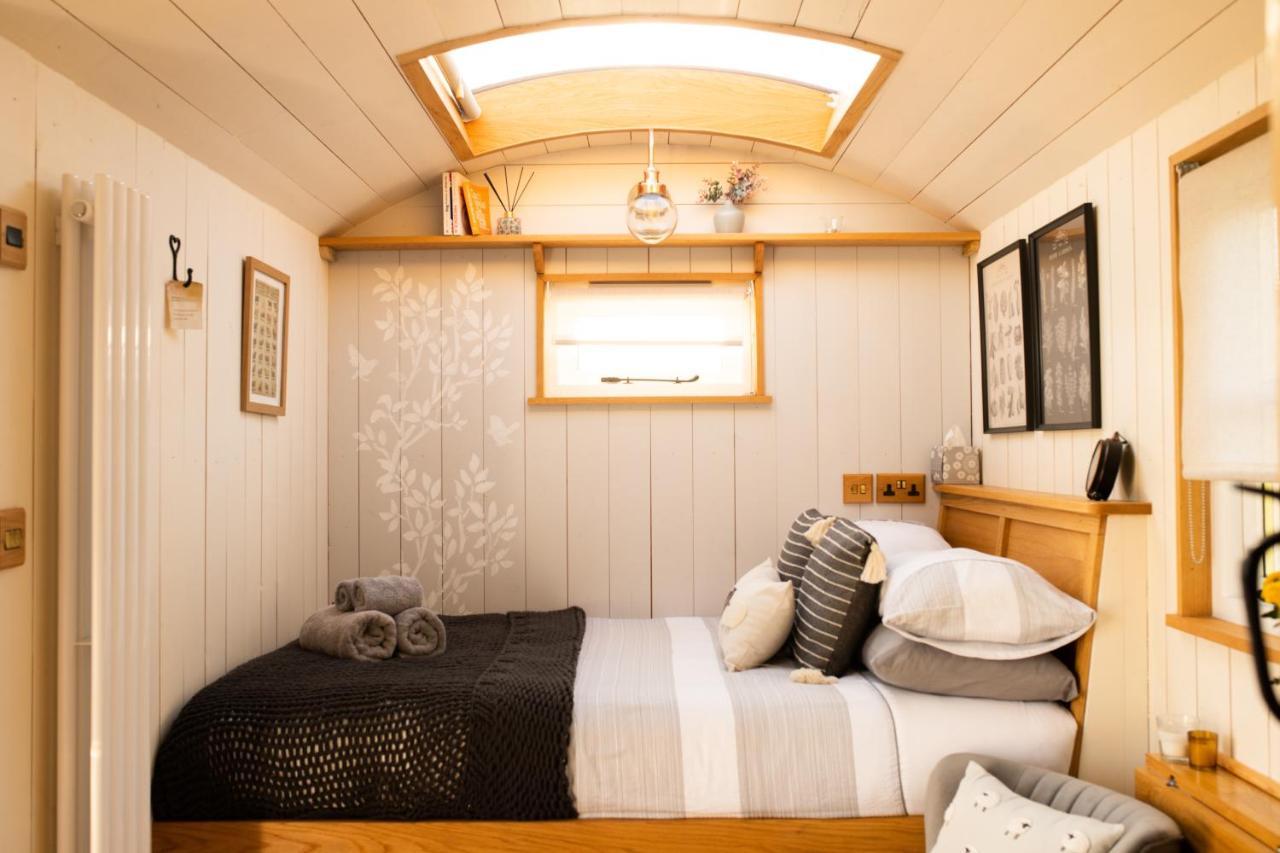 Harrys Hideout - Shepherd'S Huts At Harrys Cottages Pen-y-Clawdd Εξωτερικό φωτογραφία