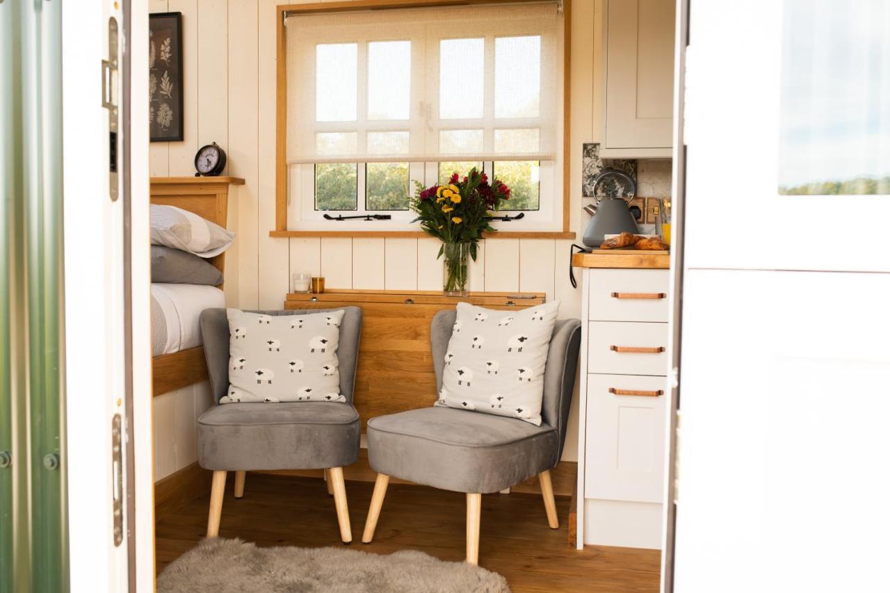 Harrys Hideout - Shepherd'S Huts At Harrys Cottages Pen-y-Clawdd Εξωτερικό φωτογραφία