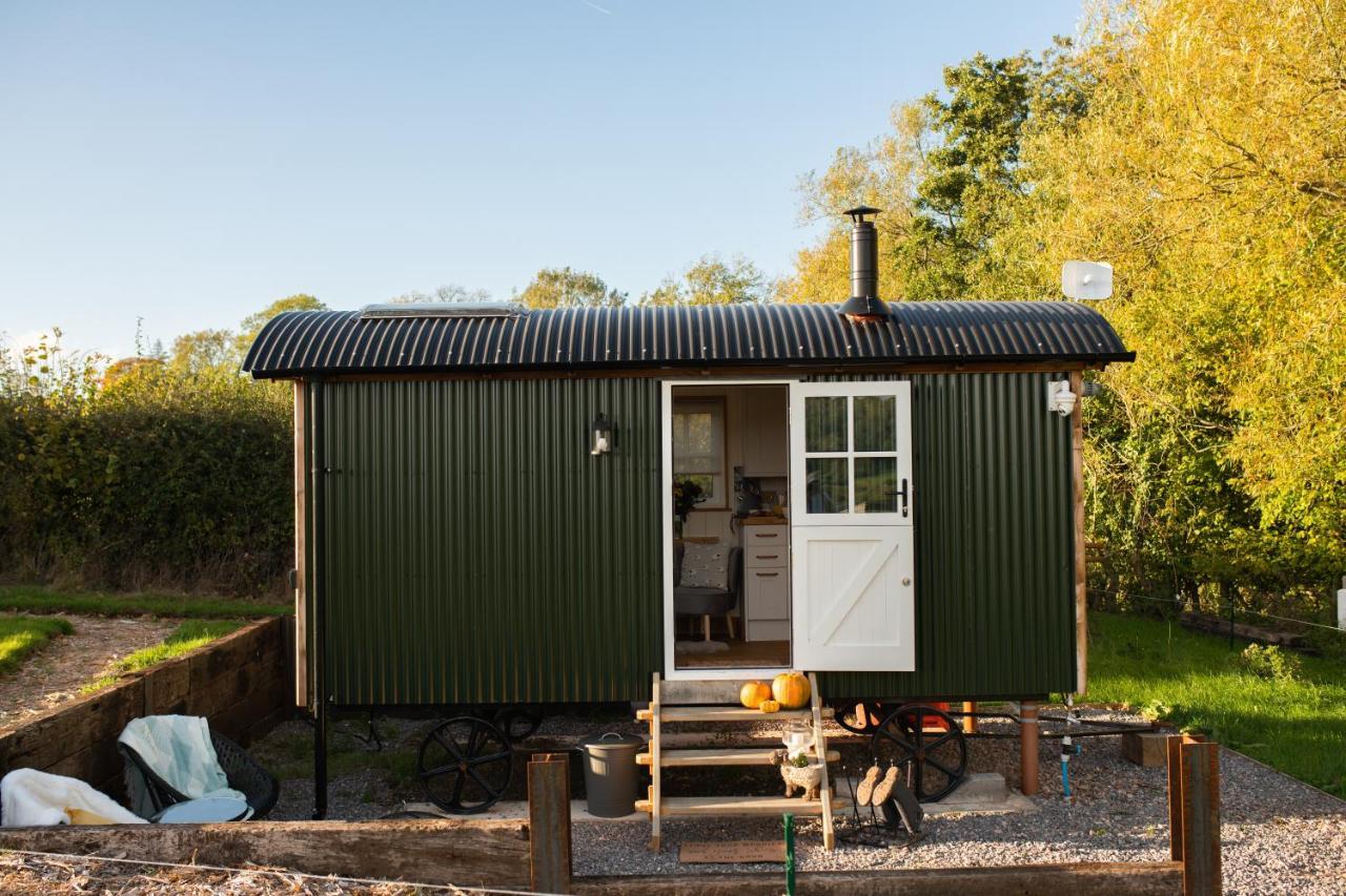 Harrys Hideout - Shepherd'S Huts At Harrys Cottages Pen-y-Clawdd Εξωτερικό φωτογραφία