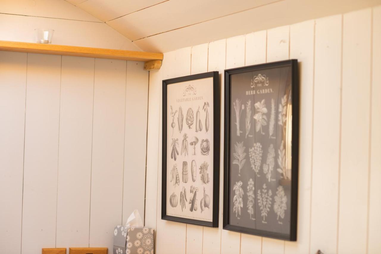 Harrys Hideout - Shepherd'S Huts At Harrys Cottages Pen-y-Clawdd Εξωτερικό φωτογραφία