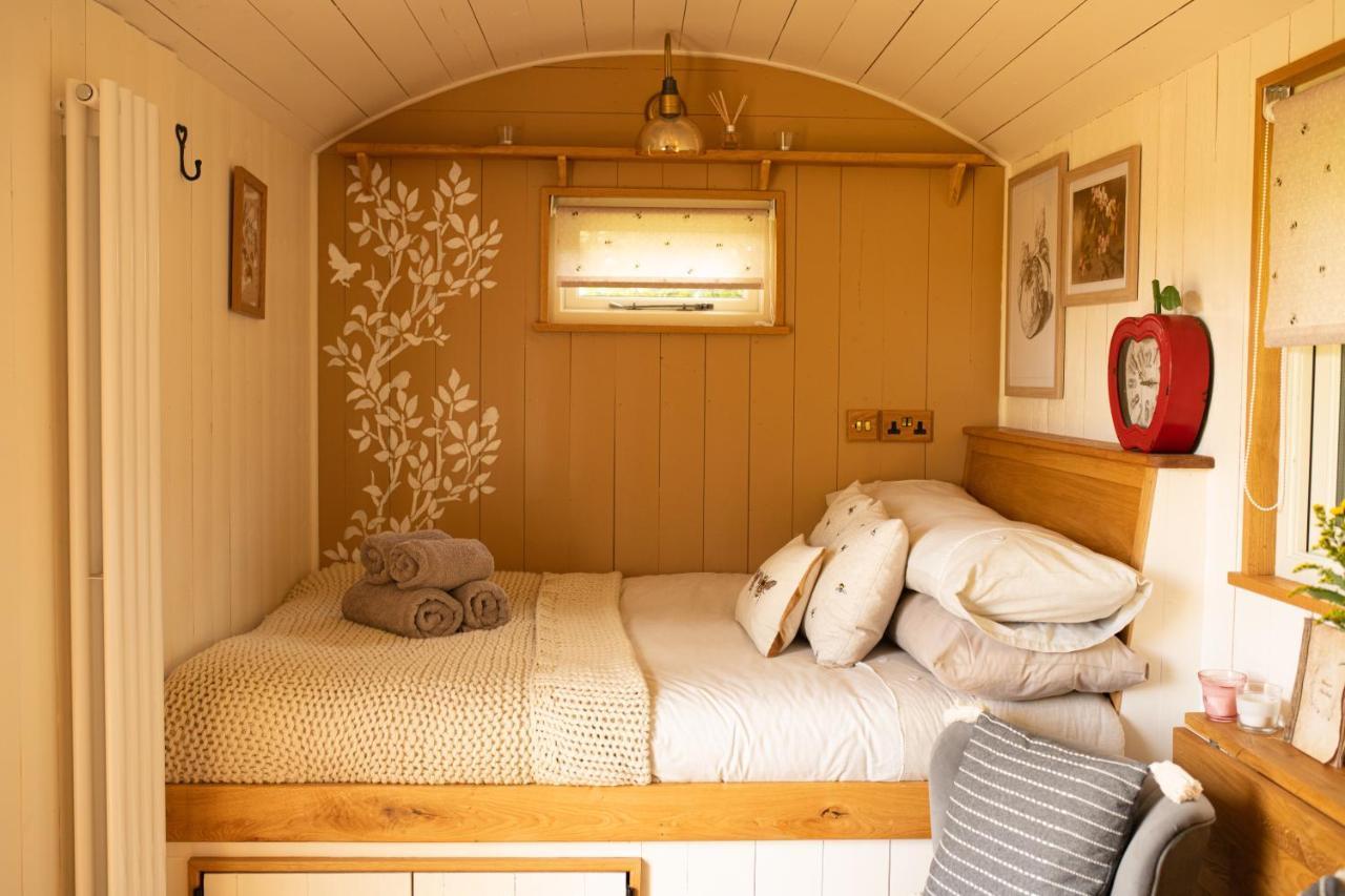 Harrys Hideout - Shepherd'S Huts At Harrys Cottages Pen-y-Clawdd Εξωτερικό φωτογραφία