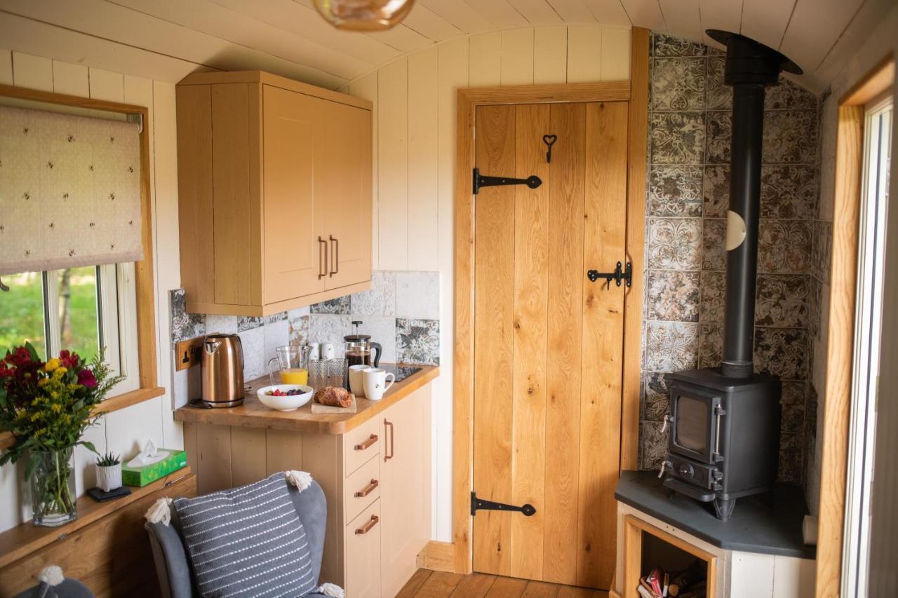 Harrys Hideout - Shepherd'S Huts At Harrys Cottages Pen-y-Clawdd Εξωτερικό φωτογραφία