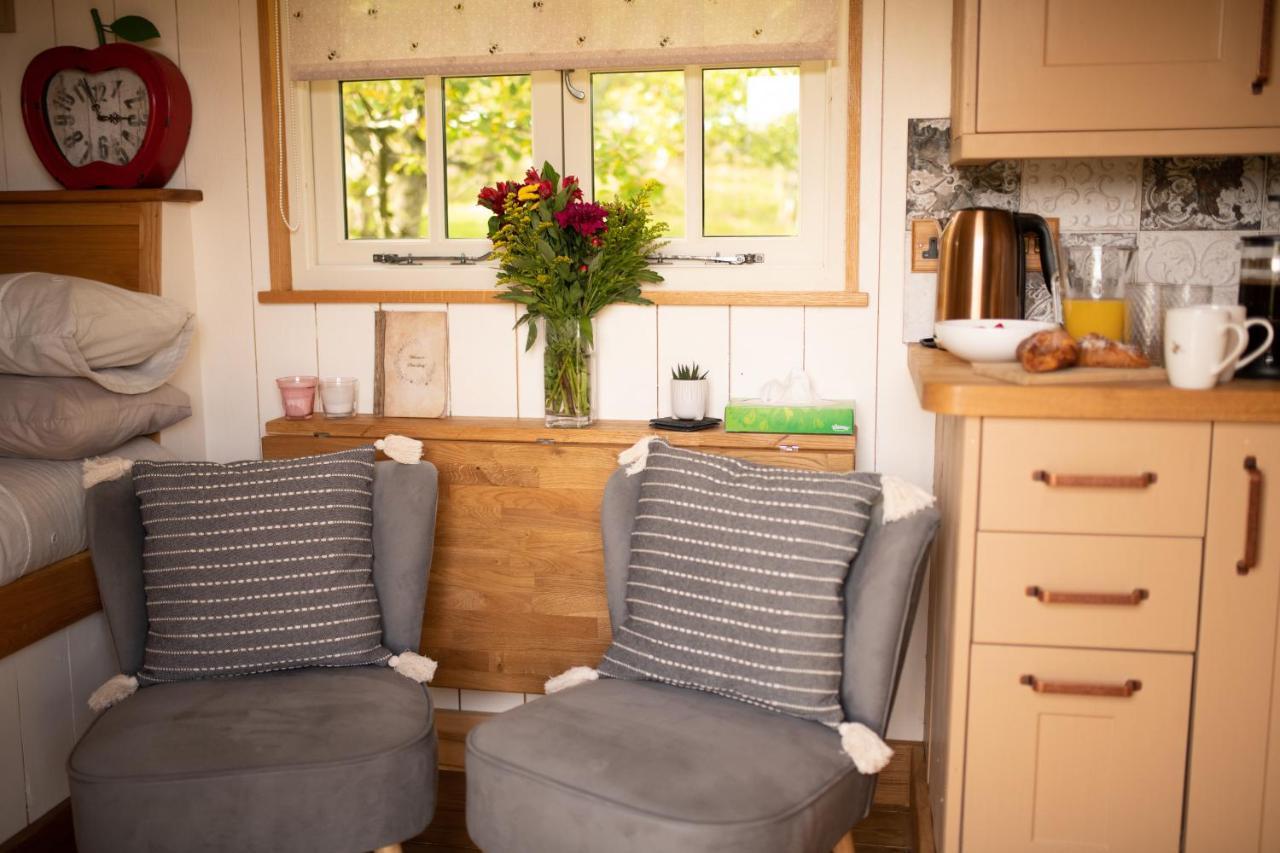 Harrys Hideout - Shepherd'S Huts At Harrys Cottages Pen-y-Clawdd Εξωτερικό φωτογραφία