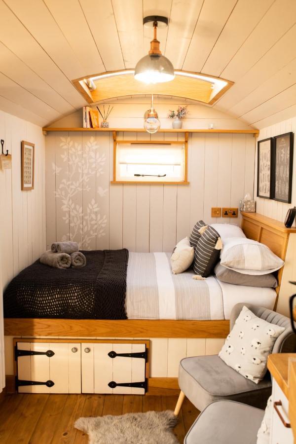 Harrys Hideout - Shepherd'S Huts At Harrys Cottages Pen-y-Clawdd Εξωτερικό φωτογραφία