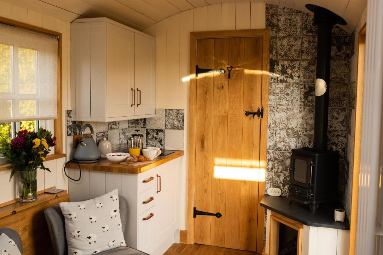 Harrys Hideout - Shepherd'S Huts At Harrys Cottages Pen-y-Clawdd Εξωτερικό φωτογραφία