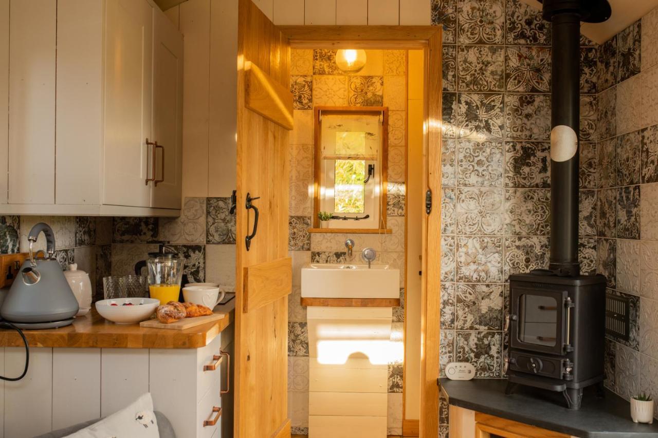 Harrys Hideout - Shepherd'S Huts At Harrys Cottages Pen-y-Clawdd Εξωτερικό φωτογραφία