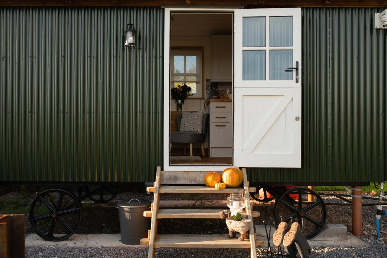Harrys Hideout - Shepherd'S Huts At Harrys Cottages Pen-y-Clawdd Εξωτερικό φωτογραφία