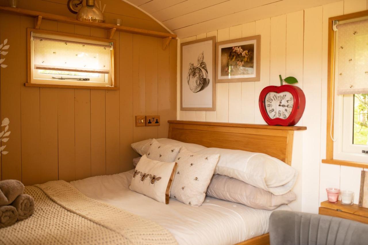 Harrys Hideout - Shepherd'S Huts At Harrys Cottages Pen-y-Clawdd Εξωτερικό φωτογραφία