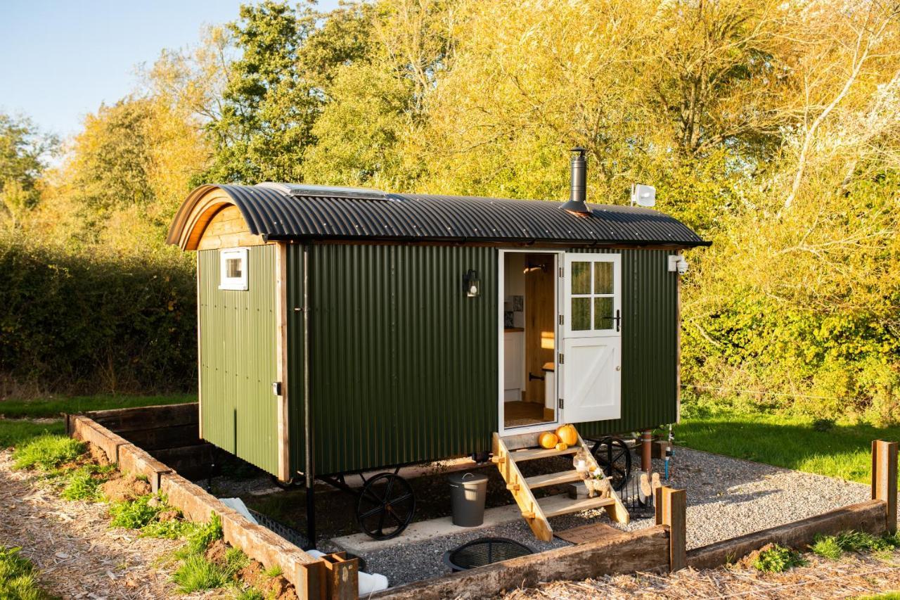 Harrys Hideout - Shepherd'S Huts At Harrys Cottages Pen-y-Clawdd Εξωτερικό φωτογραφία