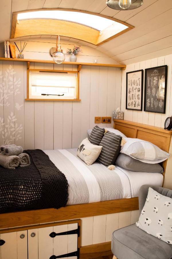 Harrys Hideout - Shepherd'S Huts At Harrys Cottages Pen-y-Clawdd Εξωτερικό φωτογραφία