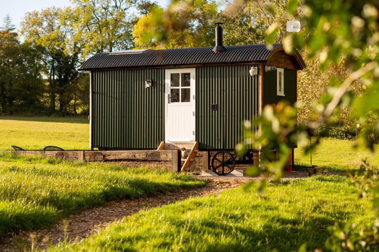 Harrys Hideout - Shepherd'S Huts At Harrys Cottages Pen-y-Clawdd Εξωτερικό φωτογραφία