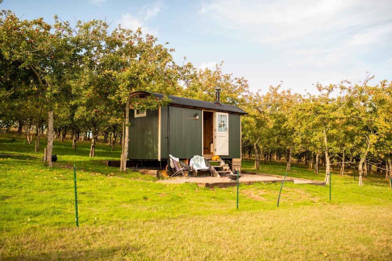 Harrys Hideout - Shepherd'S Huts At Harrys Cottages Pen-y-Clawdd Εξωτερικό φωτογραφία