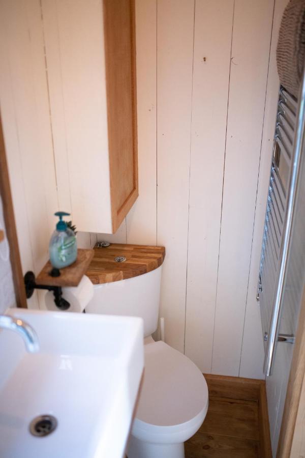 Harrys Hideout - Shepherd'S Huts At Harrys Cottages Pen-y-Clawdd Εξωτερικό φωτογραφία