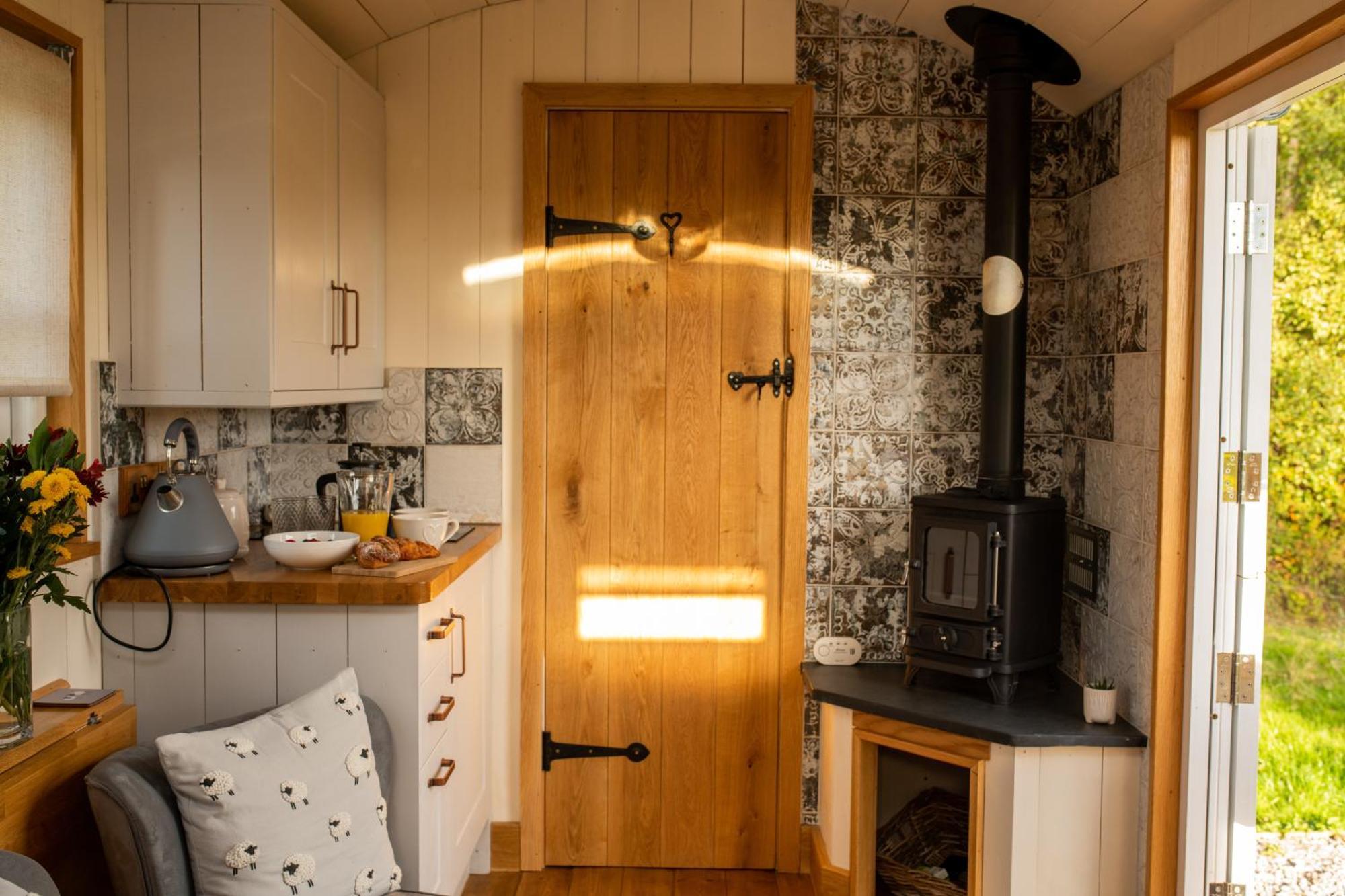 Harrys Hideout - Shepherd'S Huts At Harrys Cottages Pen-y-Clawdd Δωμάτιο φωτογραφία