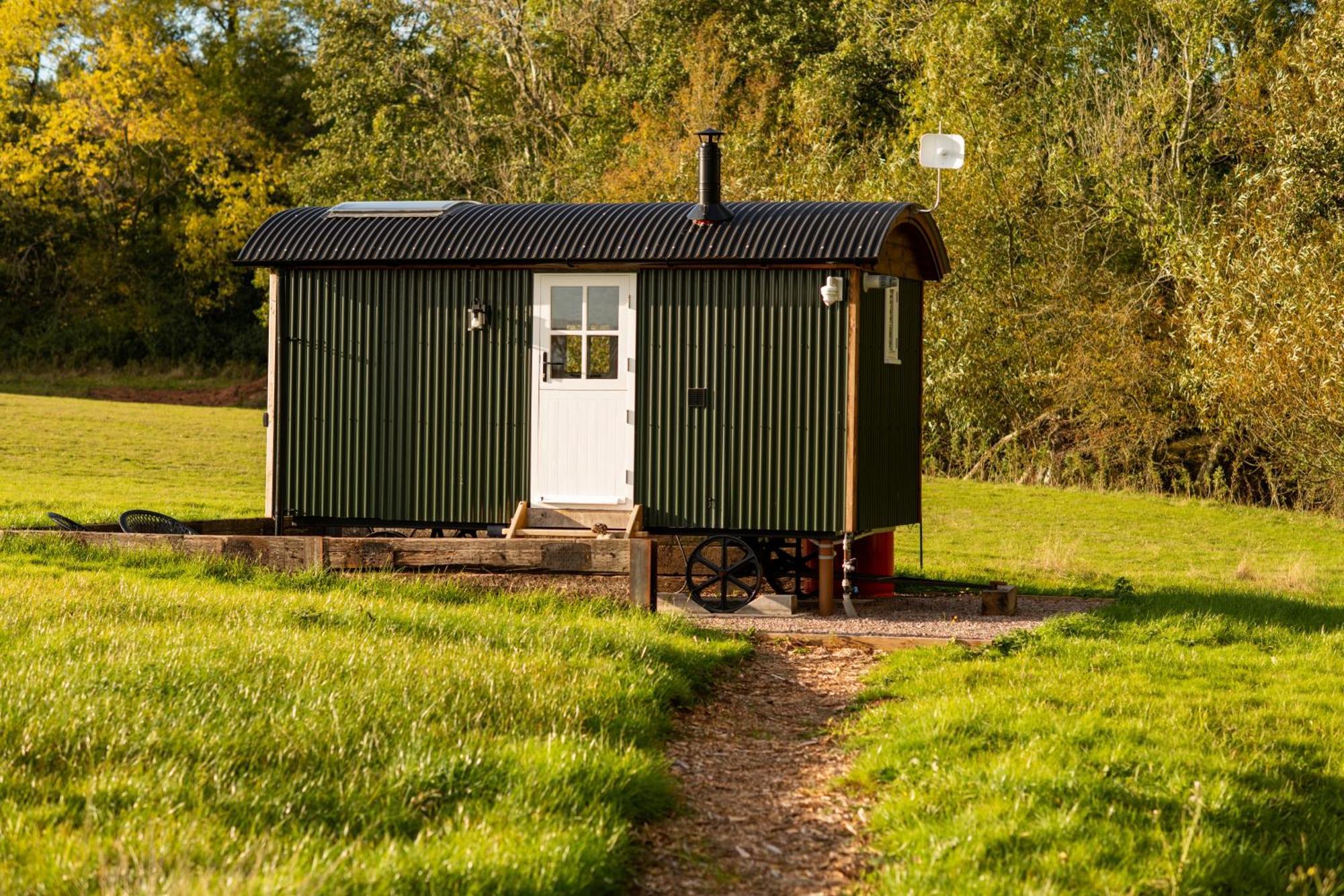 Harrys Hideout - Shepherd'S Huts At Harrys Cottages Pen-y-Clawdd Δωμάτιο φωτογραφία